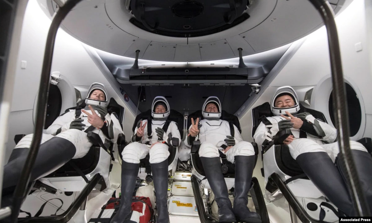 4 นักบินอวกาศยานสเปซเอ็กซ์ กลับสู่โลกหลังท่องสถานีอวกาศนาน 200 วัน