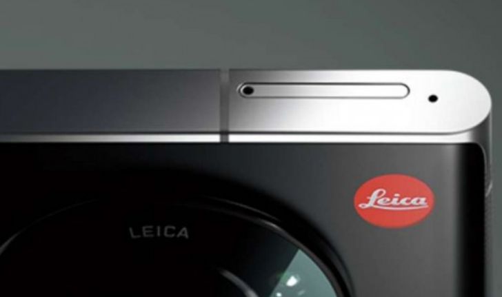 ชมภาพด้านหลัง Xiaomi 12 Ultra มาพร้อมกับโลโก้เอกลักษณ์คือ จุดแดง Leica 