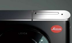 ชมภาพด้านหลัง Xiaomi 12 Ultra มาพร้อมกับโลโก้เอกลักษณ์คือ จุดแดง Leica 