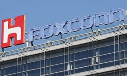 คนงาน Foxconn ในเมืองเจิ้งโจวหลายร้อยคนปะทะกับเจ้าหน้าที่ตำรวจ