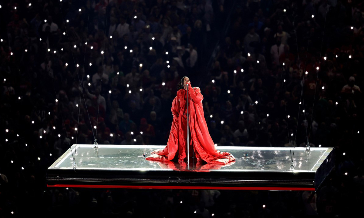 "Rihanna" สร้างประวัติศาสร์หน้าใหม่บน Apple Music หลังการแสดง Halftime Show