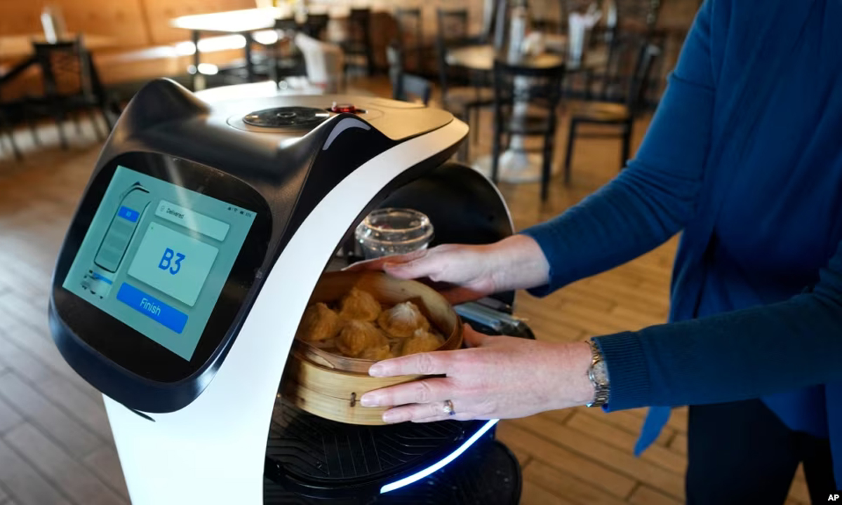 ร้านอาหารดีดลูกคิด ‘หุ่นยนต์พนักงานเสิร์ฟ’ คือออเดิร์ฟแห่งอนาคตจริงหรือ?