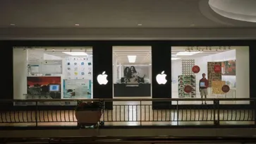 Apple Store สาขาแรกเข้าสู่การปรับปรุงใหม่และติดสโลแกน A New Chapter is Coming Soon