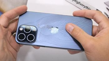 ขาโหดทดสอบ iPhone 15 Pro Max พบแค่บิดนิดเดียวถึงกับกระจกหลังแตก