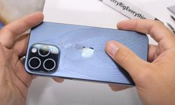ขาโหดทดสอบ iPhone 15 Pro Max พบแค่บิดนิดเดียวถึงกับกระจกหลังแตก