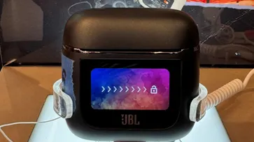 พาชมเครื่องจริง JBL Tour Pro2 หูฟัง TWS ที่มีหน้าจอ และอยู่ระดับโปร