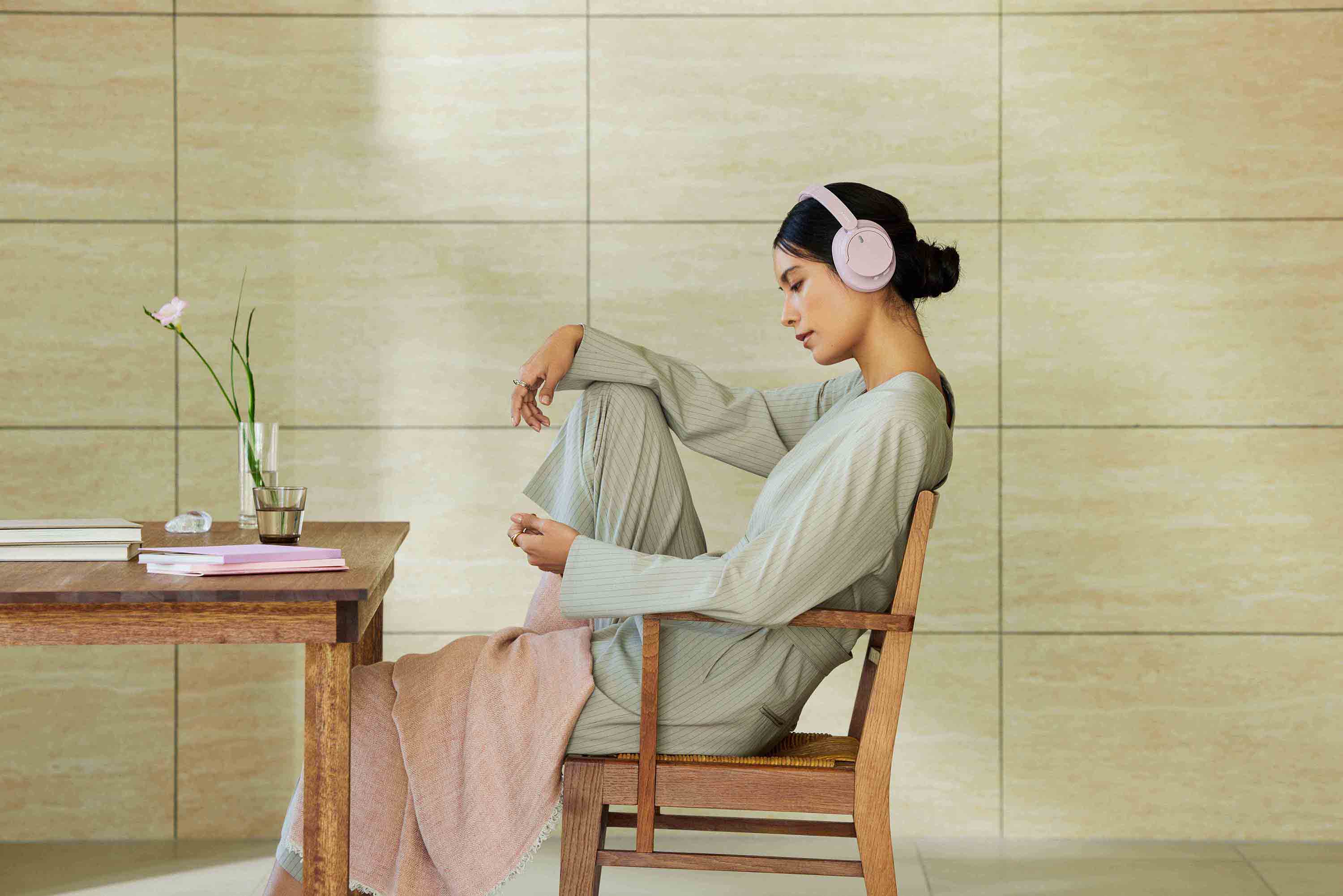 8.pic_sonywh-ch720n_pink_lif