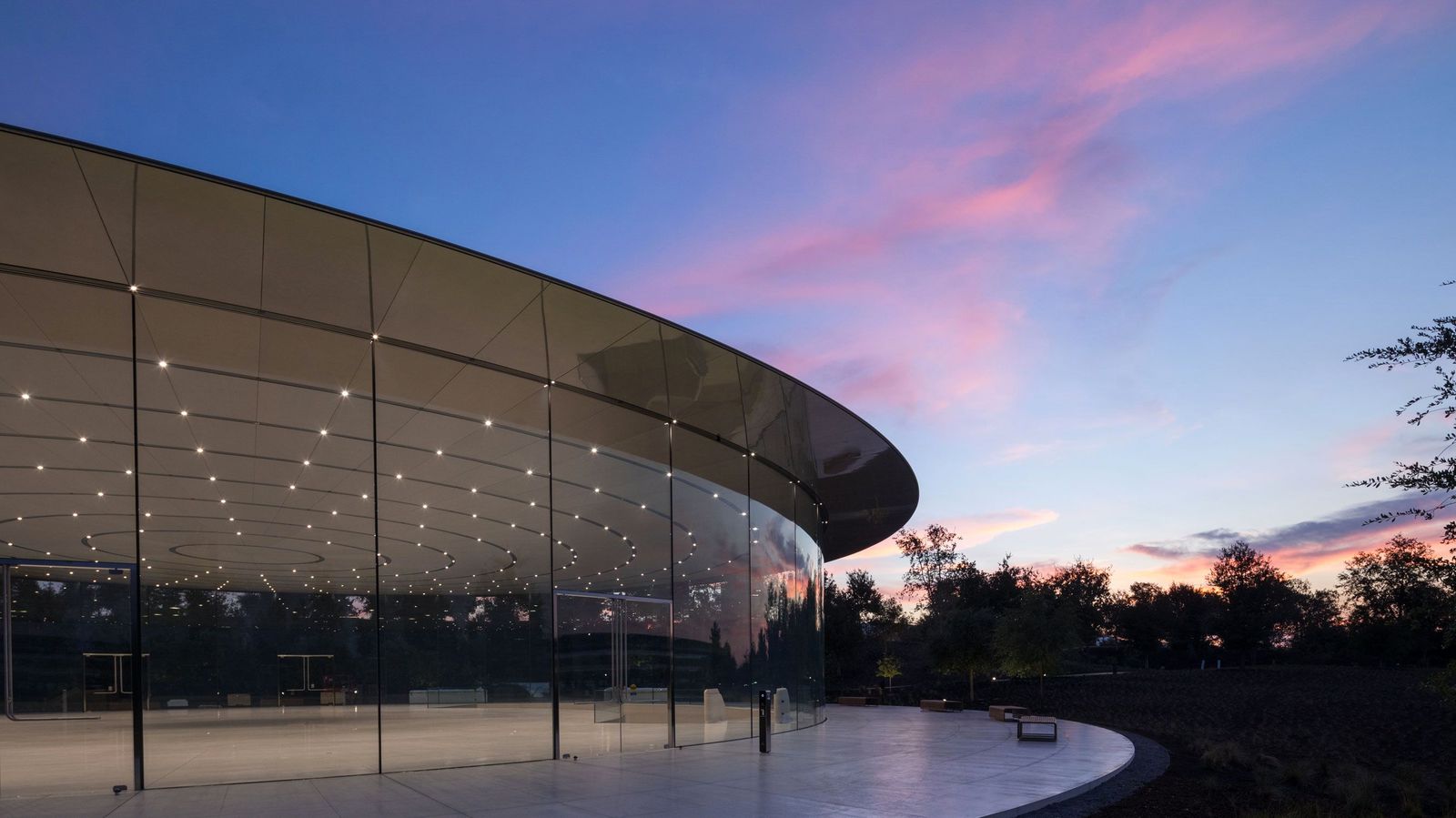 steve-jobs-theater-dusk