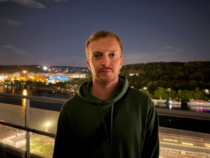 night-rooftop_appleiphone17pr