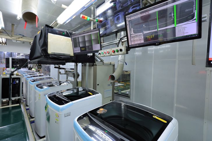 12linequalitycontrolroom_