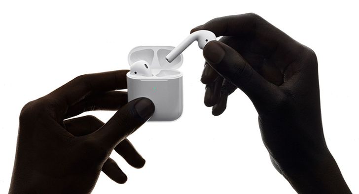 airpodsincasehands