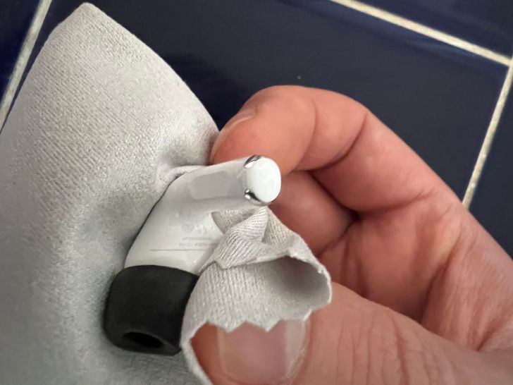 cleaning-airpod-not-charging