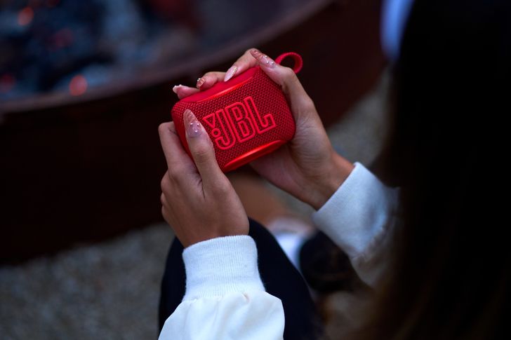 ls_jbl_go5_lifestyle_red_rf40