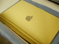 Mac Book Pro โฮโซสุดหรู ฝังเพชร 24 กะรัต