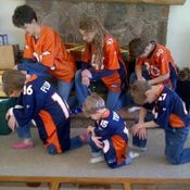 เปิดตัว ท่าคุกเข่าทีโบว์(Tebow)เทรนใหม่