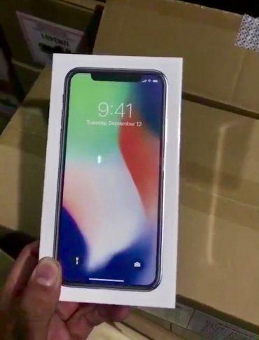 ภาพกล่องและเครื่อง iPhone X