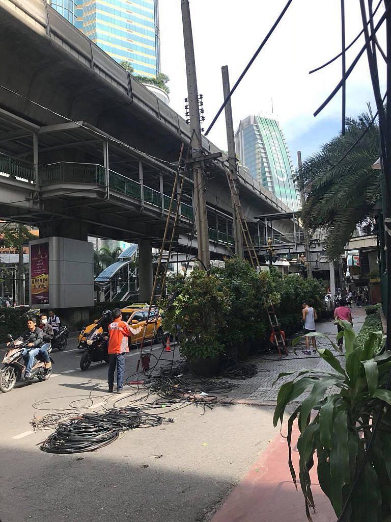  ถนนสุขุมวิทไร้สาย – เสาไฟฟ้า 