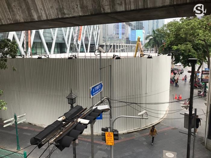 สถานที่ก่อสร้าง  Apple Store บริเวณหน้าห้าง CentralWorld 