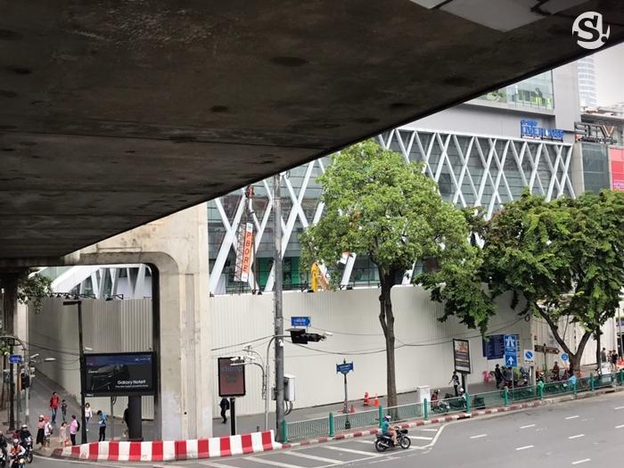 สถานที่ก่อสร้าง  Apple Store บริเวณหน้าห้าง CentralWorld 