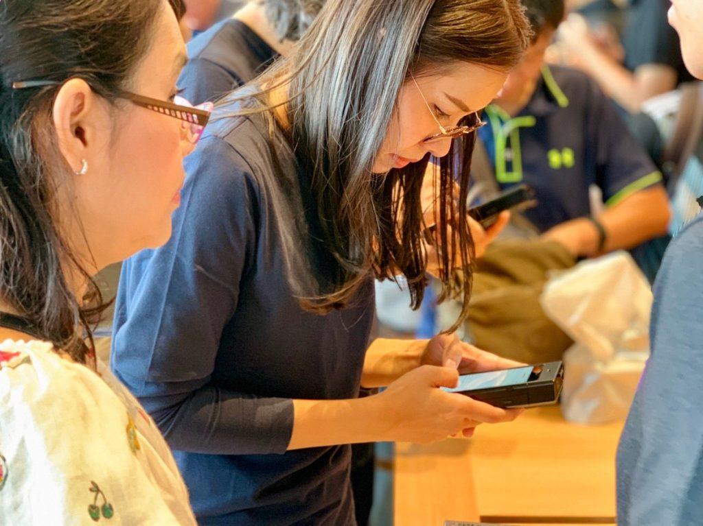 พาชมบรรยากาศ Apple Iconsiam เปิดวันแรก Apple Store 