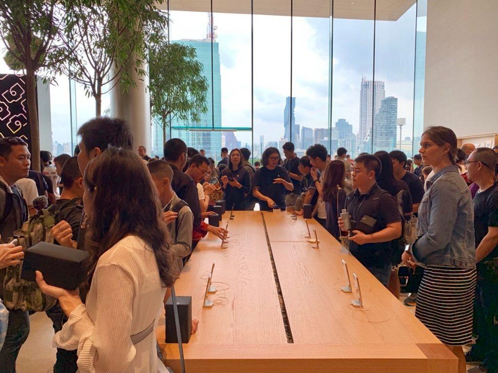 พาชมบรรยากาศ Apple Iconsiam เปิดวันแรก Apple Store 