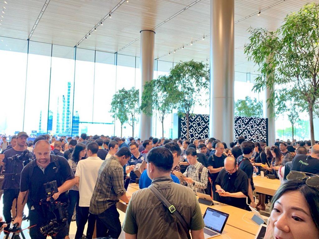 พาชมบรรยากาศ Apple Iconsiam เปิดวันแรก Apple Store 