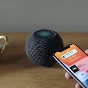 HomePod mini เปลี่ยนมาใช้เป็นสาย USB-C ใช้กับอะแดปเตอร์แทนปลั๊กเสียบ แถมถอดไม่ได้ด้วย