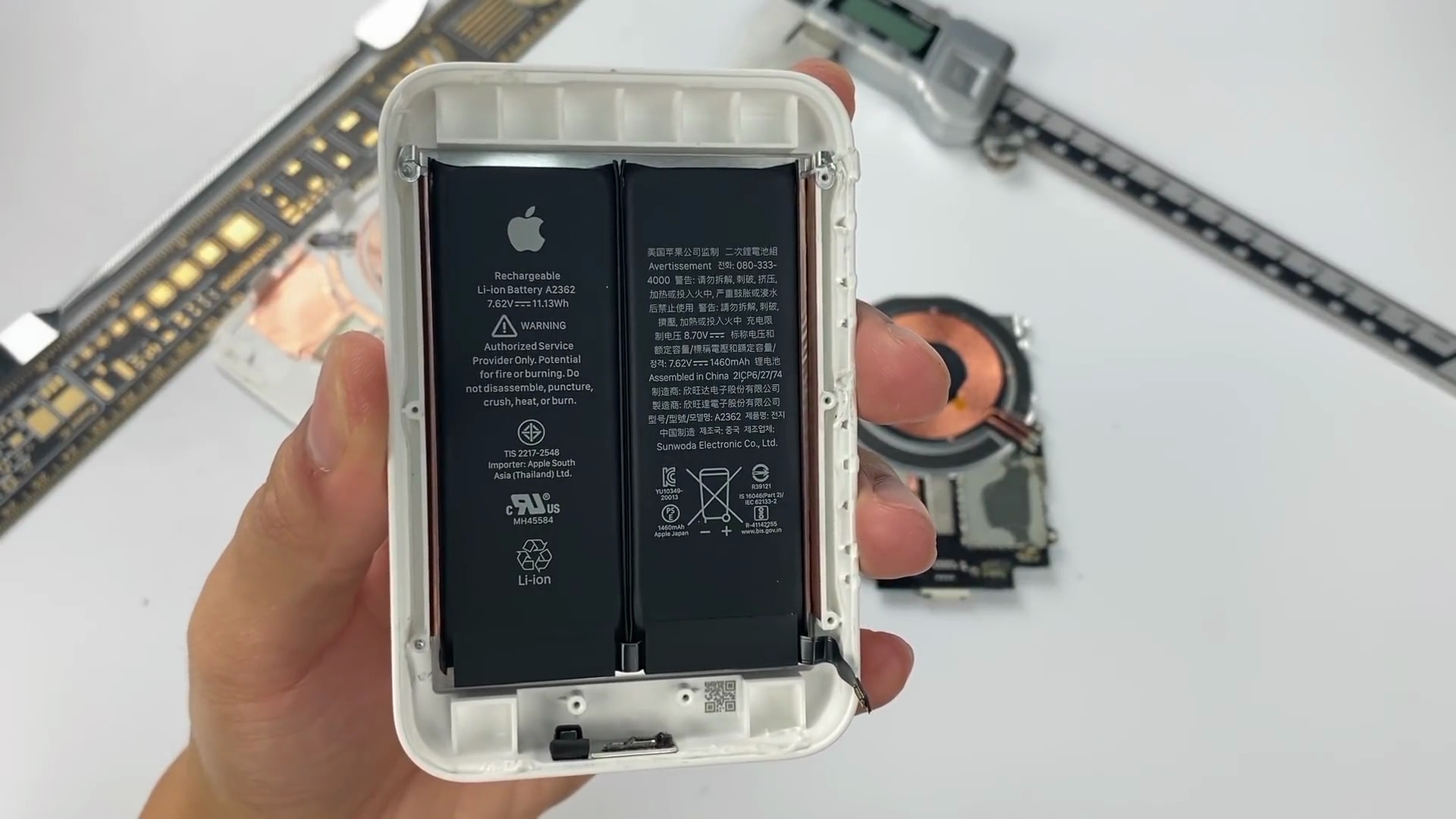 เปลือย MagSafe Battery Pack ดูซิมีอะไรข้างใน ทำไมถึงแพงนัก