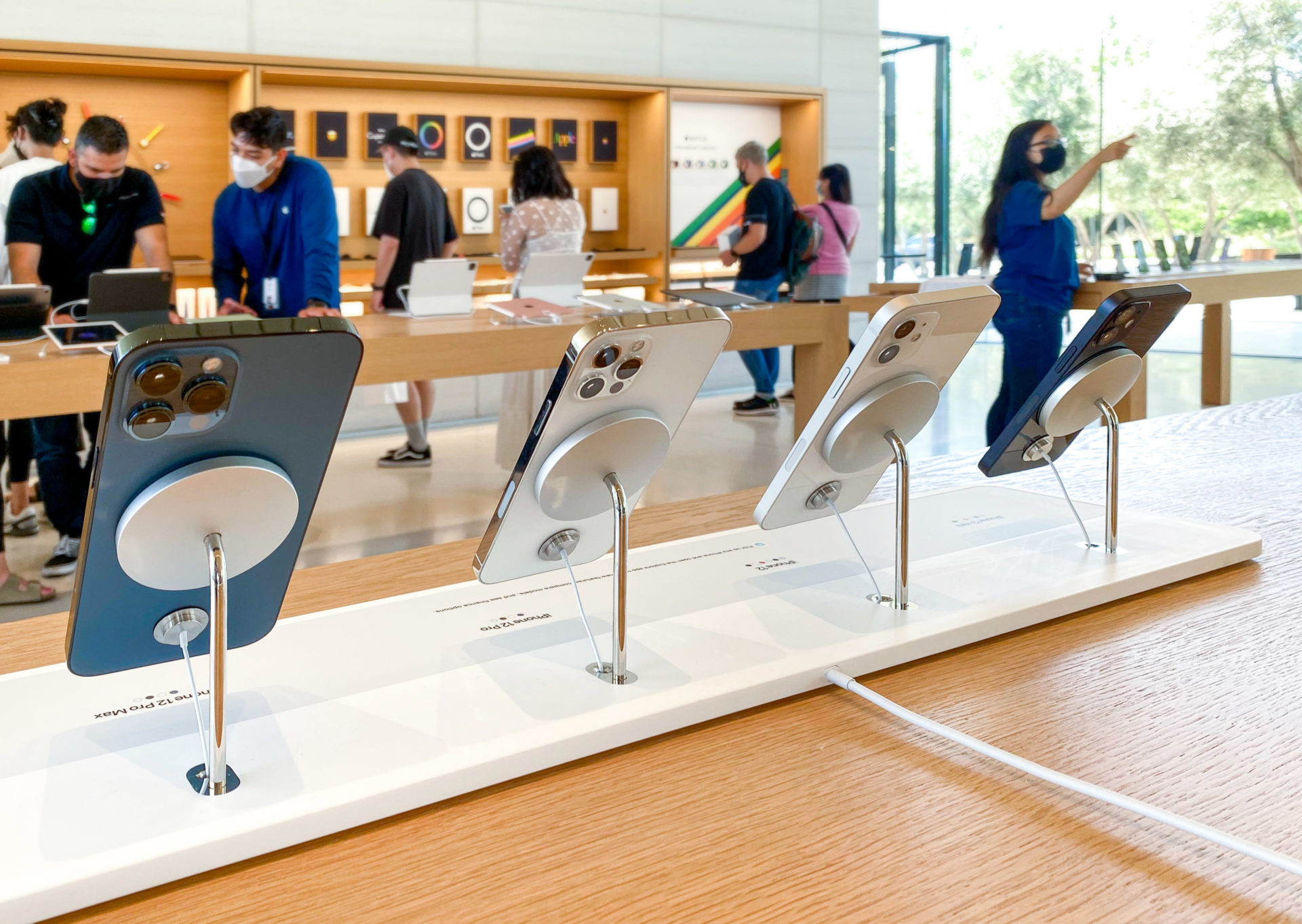 Apple Store อาจเปลี่ยนดีไซน์แท่นโชว์ iPhone จาก Lightning สู่ MagSafe