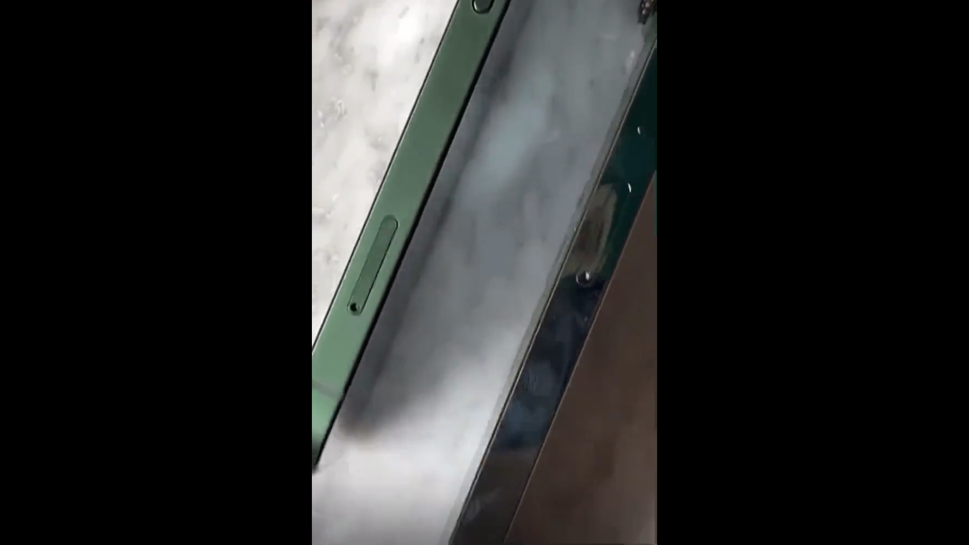 แกะกล่อง iPhone 13 / 13 Pro สีเขียว