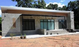 แบบบ้านชั้นเดียว สไตล์โมเดิร์นลอฟท์ ผนังปูนเปลือย ตกแต่งภายในด้วยไม้อัดสวยๆ