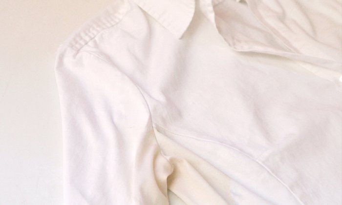 3 ขั้นตอนง่ายๆ กำจัด “คราบเหลืองใต้วงแขน” บนเสื้อขาว