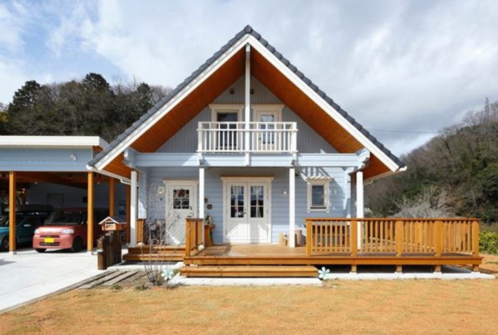 บ้านไม้ญี่ปุ่นชั้นครึ่ง ระเบียงหน้าบ้านกว้าง โดดเด่นด้วยผนังสีฟ้า