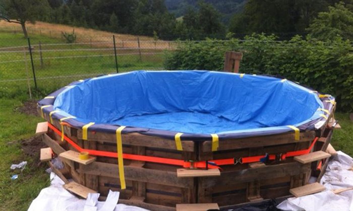 ฟินลดร้อน DIY สระว่ายน้ำเก๋ๆ จากไม้พาเลทเพียง 9 ชิ้น