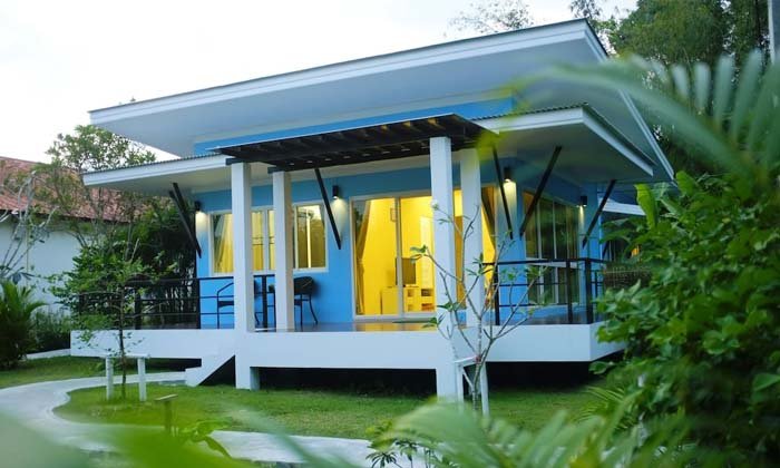 แบบบ้านโมเดิร์นยกพื้น มีระเบียงด้านหน้า-ด้านข้าง ใช้งบก่อสร้าง 4-5 แสนบาท