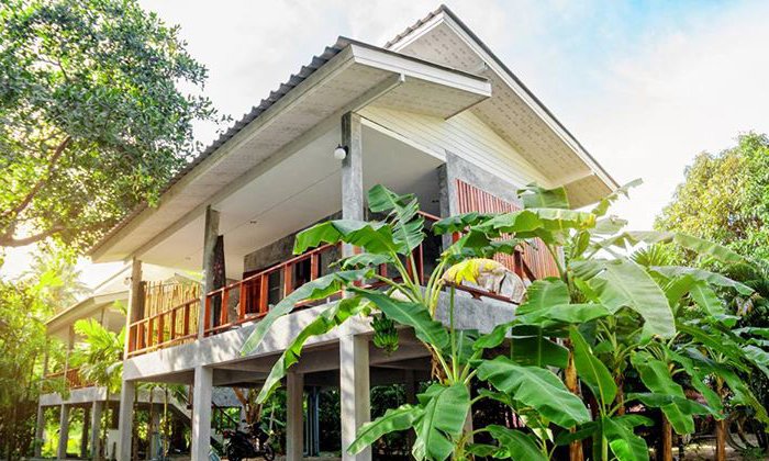 แบบบ้านในสวน 2 ชั้น ยกใต้ถุนสูงแบบปูนเปลือยขัดมัน ทั้งภายนอกและภายใน เหมาะเป็นบ้านพักตากอากาศ