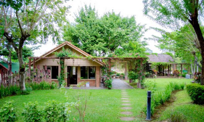 บ้านสวนโฮมสเตย์ ตกแต่งสไตล์ไทย ๆ โดดเด่นด้วยซุ้มศาลาไม้เลื้อย ใกล้น้ำตกมวกเหล็ก