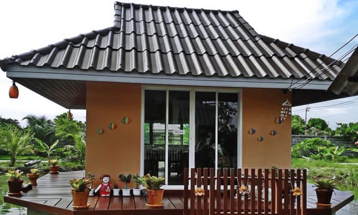 สร้างบ้านหลังน้อยกลางน้ำขนาด 16 ตร.ม. สำหรับพักผ่อนหรือรับแขก พร้อมเฉลียงไม้รอบด้าน