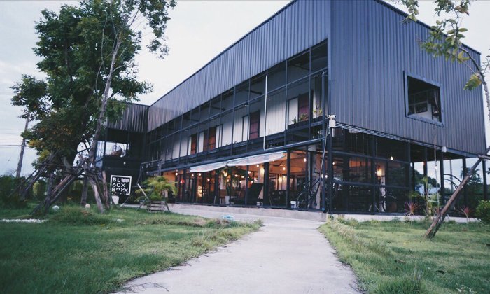 รีโนเวทหอพักเก่าเป็นลอฟท์คาเฟ่เท่กลางทุ่ง ร้าน Blackboxx cafe’ & bistro จ.อุบลราชธานี