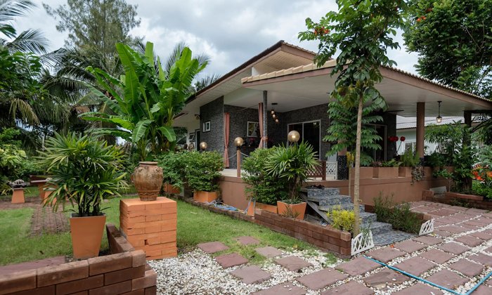 บ้านโมเดิร์นยกระดับ มีเฉลียงหน้าบ้านกว้างและระเบียงยาวไปถึงหลังบ้าน