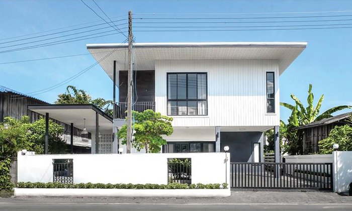 รีวิวสร้างบ้านใหม่บนพื้นที่เดิม สไตล์โมเดิร์นมินิมอล ให้เข้ากับท้องถิ่นแบบลงตัว