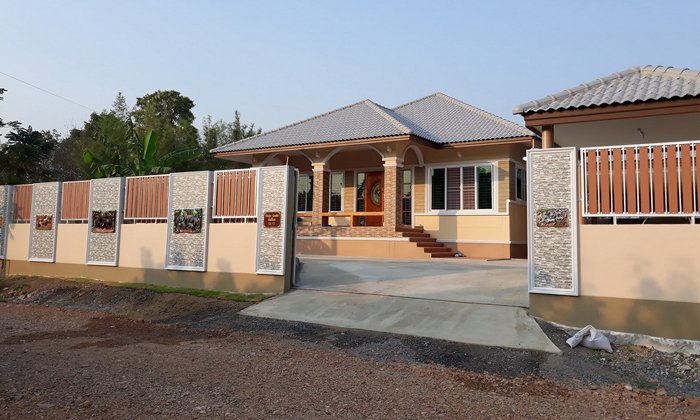 บ้านชั้นเดียวทรงร่วมสมัย ตกแต่งอย่างประณีตทั้งตัวบ้านและรั้ว ขนาด 4 ห้องนอน 2 ห้องน้ำ งบก่อสร้าง 1.8 ล้านบาท