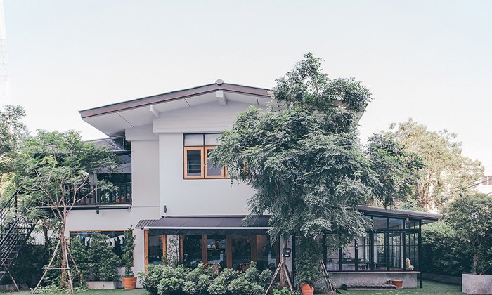 Poet House Cafe ย้อนวันวานแห่งย่านอารีย์ผ่านบ้านสีขาวสไตล์อบอุ่น