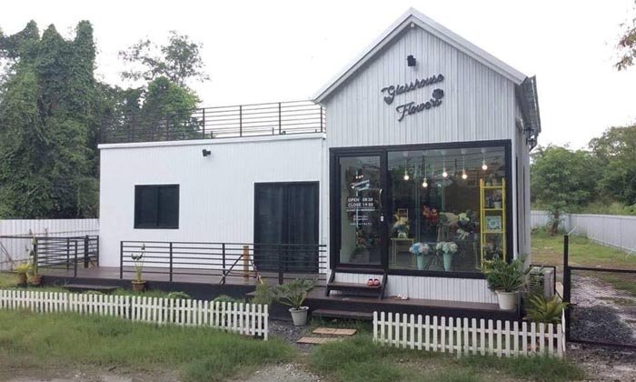 แบบร้านน็อคดาวน์สำเร็จรูป เป็นคาเฟ่ชิคๆ พร้อมส่วนบ้านพัก มีดาดฟ้า ขนาด 3 x 6 เมตร ต่อกัน 2 หลัง รวมงบก่อสร้าง 5.5 แสนบาท