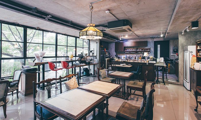 Some Time Blue เสน่ห์วินเทจที่สะท้อนผ่านบรรยากาศและแก้วกาแฟ