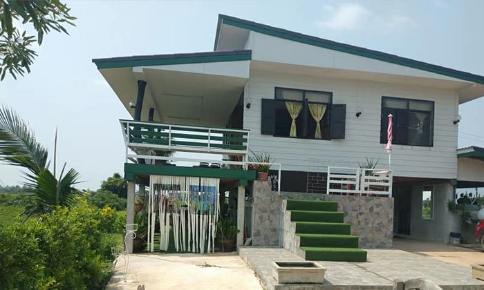 บ้านสวนยกใต้ถุนสูงสไตล์ร่วมสมัย กลิ่นอายคลาสสิกแบบบ้านไทยโบราณ ห้อมล้อมด้วยบรรยากาศเขียวขจีของท้องทุ่ง