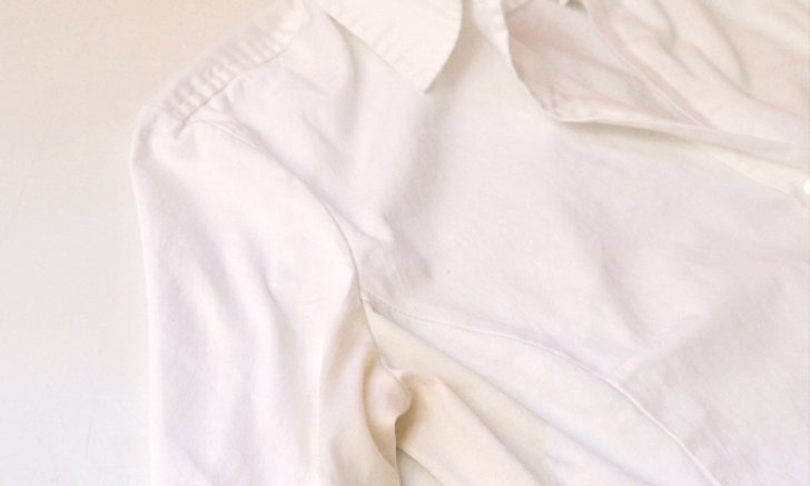 3 ขั้นตอนง่ายๆ กำจัด “คราบเหลืองใต้วงแขน” บนเสื้อขาว