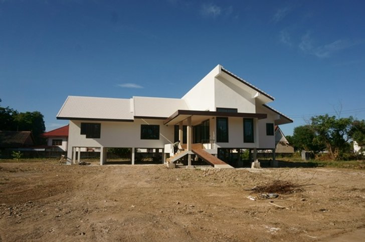 สร้างบ้านต่างจังหวัด เรียบๆ ยกสูง สีขาว สไตล์ทรอปิคอล
