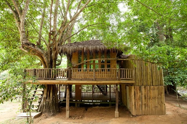 บ้านต้นไม้ รีสอร์ท หลังคามุงจาก มีชานไม้ระเบียงไม้
