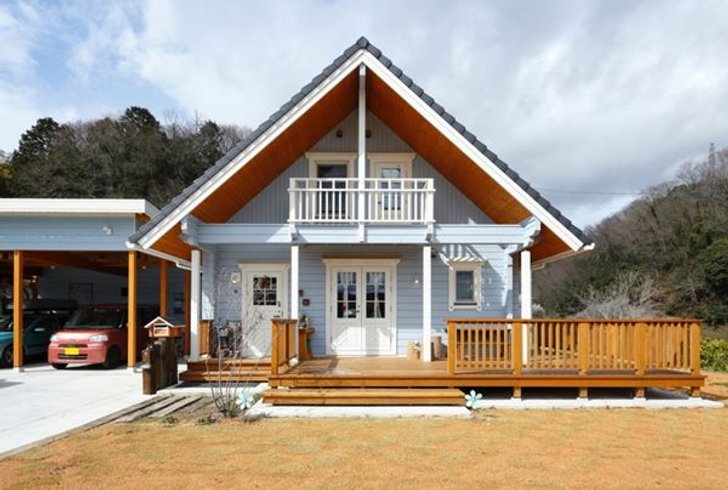 บ้านไม้ญี่ปุ่นชั้นครึ่ง ระเบียงหน้าบ้านกว้าง โดดเด่นด้วยผนังสีฟ้า
